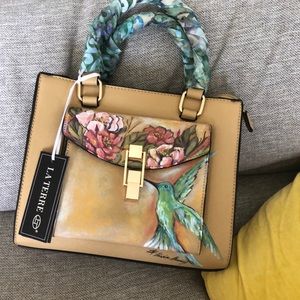 LA TERRE VEGAN LEATHER HAND PAINTED FLORAL HUMMINGBIRD BEIGE HAND BAG